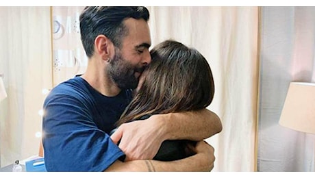 Marco Mengoni e il padre circondati da amore e affetto ai funerali della madre Nadia: Donna dolce, discreta e mite. Una madre e una moglie esemplare