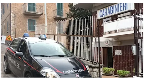 Segni. Offendeva, minacciava e picchiava i genitori ritenendo di essere discriminato rispetto alla sorella. 43enne del luogo arrestato dai Carabinieri