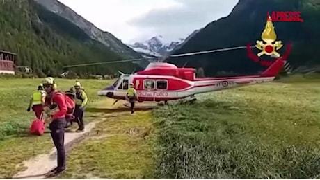 Maltempo in Valle d'Aosta, l'evacuazione a Cogne con gli elicotteri: oltre 500 persone abbandonano le zone alluvionate