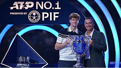 Un Sinner emozionatissimo premiato come Numero 1 ATP di fine anno