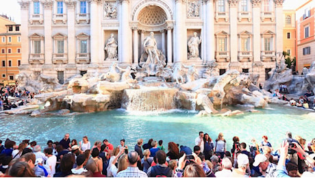 La Fontana di Trevi diventa a ingresso contingentato dentro un recinto di pannelli trasparenti