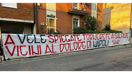 FOTO Scampia, arriva la solidarietà dei tifosi dell’Ancona con uno striscione