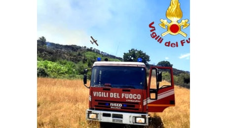 Vasto incendio a Campagnano: vigili del fuoco in azione con elicottero e Canadair