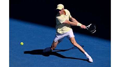 Australian Open, Sinner pronto a difendere il titolo: a Melbourne scalda i motori contro Popyrin