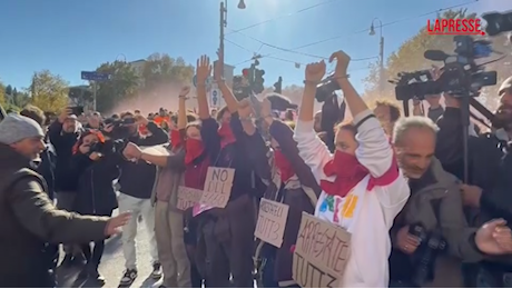 VIDEO No Meloni Day, studenti si imbavagliano e ammanettano a Roma