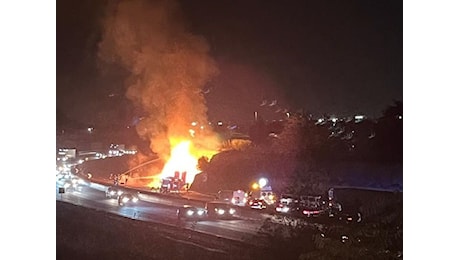 Camion in fiamme sull’A1, traffico bloccato tra Impruneta e Scandicci