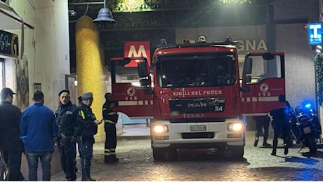 Incendio a Villa Borghese, evacuate le metro Spagna e Flaminio: fumo e panico, un 16enne intossicato