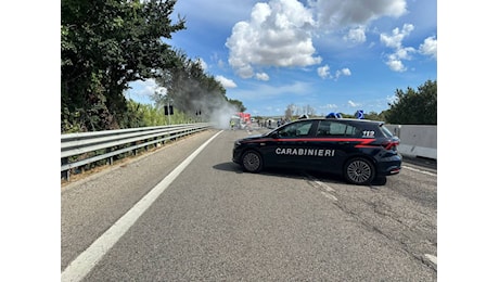 Assalto a un portavalori nel Brindisino: spari e auto in fiamme sulla statale 613