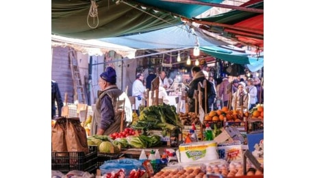 Turista bresciana perde il portafogli con 600 euro a Ballarò: palermitano la rintraccia su Facebook e glielo porta