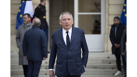 Nasce il governo Bayrou. Maxi-squadra, qualche ritorno, le finanze disastrate al tecnico Lombard