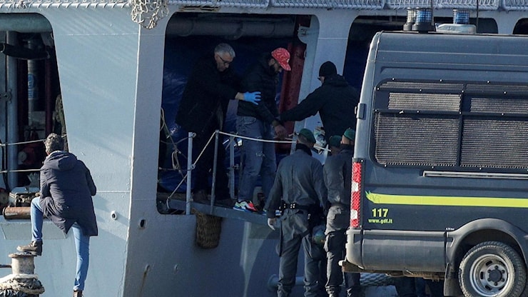 La nave Libra con 40 migranti è arrivata in Albania. Cecilia Strada: “Erano in manette” - La Stampa La nave Libra con 40 migranti è arrivata in Albania. Cecilia Strada: “Erano in manette” - La Stampa