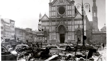 Firenze 58 anni dopo l'alluvione del 4 novembre 1966: l'omelia del vescovo Gambelli, la corona d'alloro in Arno per le vittime