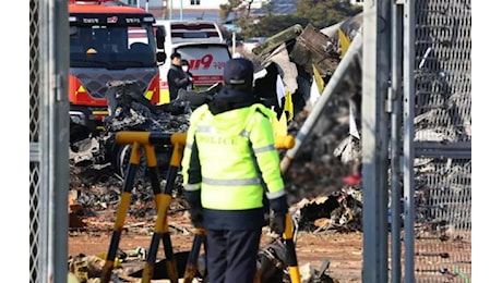 Corea del Sud, si schianta aereo con 181 persone a bordo. “Solo due estratti vivi”. Ipotesi bird strike. Il video choc