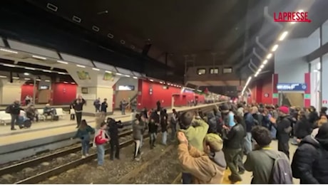 VIDEO Torino, gli studenti occupano i binari a Porta Susa