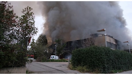 Incendio Tor Cervara a via Melibeo, fiamme in stabile ex poligrafico occupato