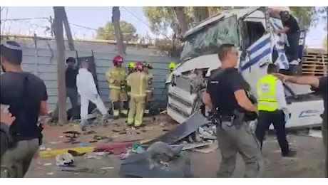 Attentato Tel Aviv, camion contro fermata dell'autobus, 40 feriti, autista arabo israeliano ucciso da civili armati - VIDEO