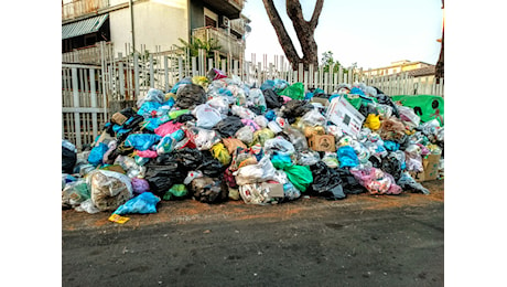 Palermo, spazzatura non raccolta: i residenti la incendiano