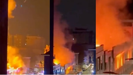 Maxi incendio a Milano: fiamme ed esplosioni all'alba, brucia un capannone