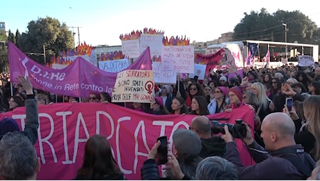 «Disarmiamo il patriarcato»: in migliaia a Roma per il corteo di Non una di meno