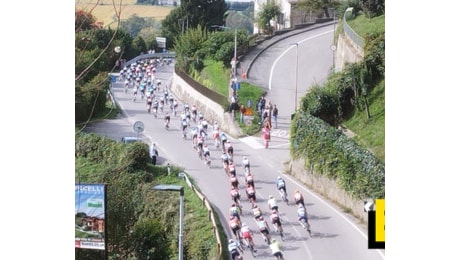 Il passaggio del Giro di Lombardia colora la Valle San Martino