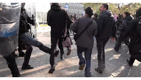 No Meloni Day, tensione a Torino tra manifestanti e polizia: il momento in cui un agente fa lo sgambetto a uno studente