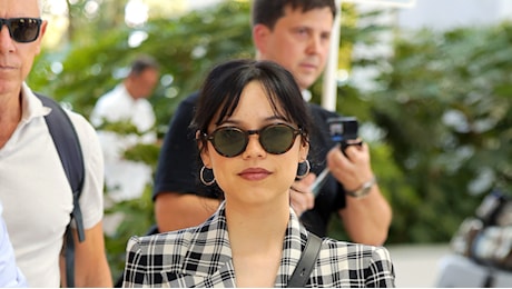 Mostra del cinema di Venezia 2024: la mise da scolaretta chic di Jenna Ortega e tutti gli altri look casual delle star