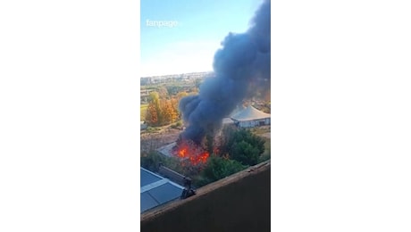 In fiamme capannone a Roma, un residente: Mi sono svegliato con il fumo davanti casa