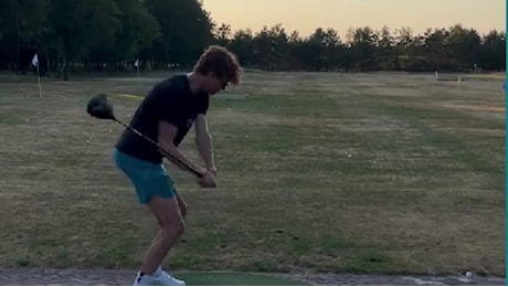 Jannik Sinner gioca a golf in vacanza: il video con la pallina clamorosamente mancata è virale