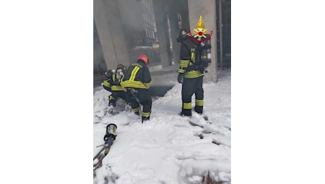 Incendio in corso Vittorio Emanuele a Milano: Vigili del Fuoco in azione