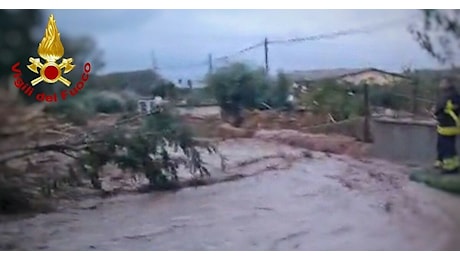 Crisi climatica, in Calabria isolato il comune di Maida. Novanta interventi in poche ore: usati i gommoni per arrivare ad alcune case