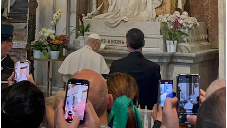 Papa Leone XIV visita la tomba di Francesco e lascia una rosa bianca, la tappa dopo il santuario di Genazzano