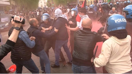 Corteo pro Pal a Milano, sei manifestanti denunciati. La Digos indaga sulla scritta «Spara a Giorgia»