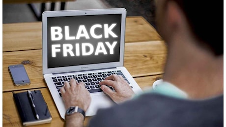 Black Friday, con questa tecnica malefica ti spillano un sacco di soldi: proteggi i tuoi risparmi | Ci cascano tutti