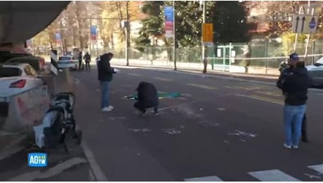 Incidente a Milano, camion investe e uccide una donna: la diretta video