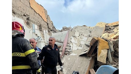 Tragedia a Saviano, esplode una bombola e crolla una palazzina: morti due bambini, la mamma e la nonna