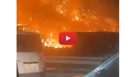 California, fiamme distruggono negozi del Palisades Village, il video