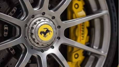 Ferrari, Barclays abbassa target price e conferma Overweight