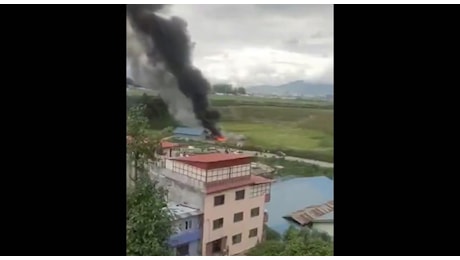 Nepal, aereo si schianta con 19 persone a bordo