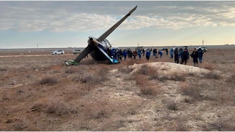 Aereo precipita in Kazakistan, il momento dell'impatto