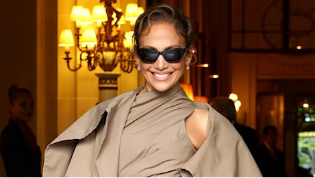 Jennifer Lopez, il look elegante con gonna a ruota e trench alla sfilata di Dior Haute Couture
