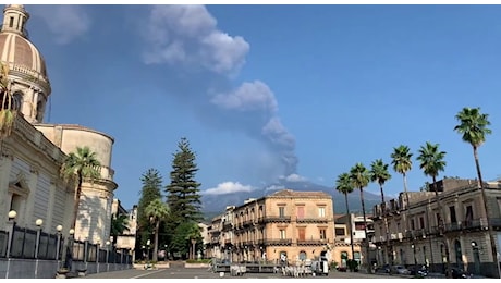 Etna, l'eruzione vista da Catania: aeroporto chiuso