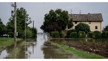 Bologna sotto fango e acqua. Esondano fiumi in città e in provincia