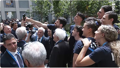 Pallavolo Parigi 2024 – Il Presidente Sergio Mattarella. selfie e battute nel Villaggio Olimpico, anche con le squadre di volley