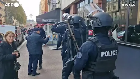 Parigi, ristoratore si barrica nel locale con i dipendenti: fermato