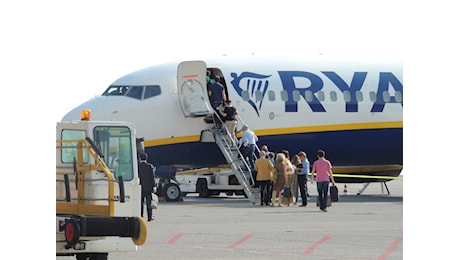 Occhiuto annuncia 5 nuove rotte Ryanair per la Calabria: Crotone vola verso Düsseldorf