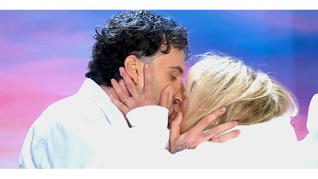 Andreas Muller trova a sorpresa Veronica Peparini incappucciata durante la coreografia in tv, scatta il bacio: guarda