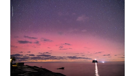 Aurora Boreale, nuovo evento da record nel pomeriggio di Capodanno: spettacolo incredibile alle isole Eolie | FOTO