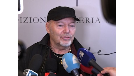 Vasco Rossi riabbraccia Modena e il gallerista Mazzoli col libro “Vivere – Living”. VIDEO