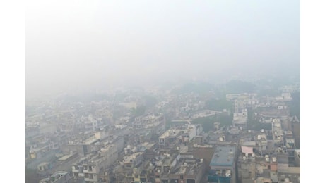 India, a Nuova Delhi smog da record: è 50 volte sopra limite, scuole chiuse – Video