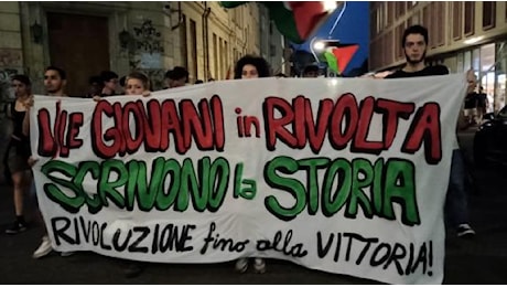 Torino, corteo studentesco pro Palestina: imbrattato il Rettorato dell'Università